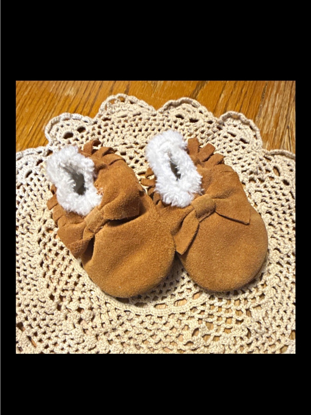 Source Unknown Tan Baby Moccasin Booties with White Faux Fur